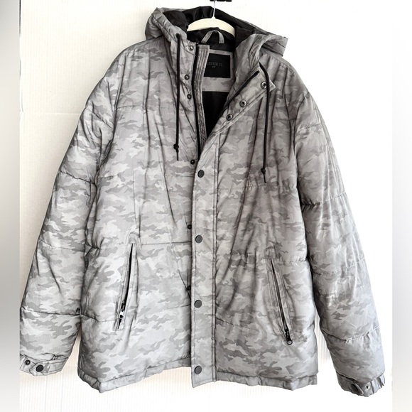 Forever 21 Other - Men's Gray Reflective Camo Puffer Jacket - Size M